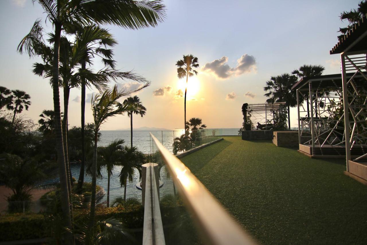 Luxurious Beachfront Pattaya Buitenkant foto