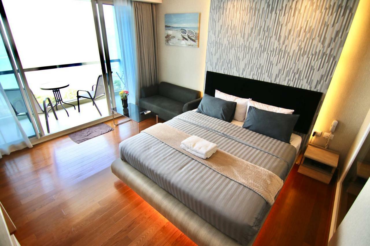 Luxurious Beachfront Pattaya Buitenkant foto